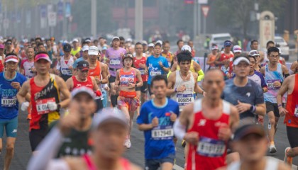 开云移动端-安全才是终点！马拉松选手猝死悲剧敲警钟：别让热爱成为致命负担|心脏骤停|体检|重庆市|赛事|奔跑_新浪新闻