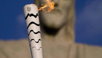 开云App-新冠影响日子不好过 巴西人卖里约奥运火炬渡难关