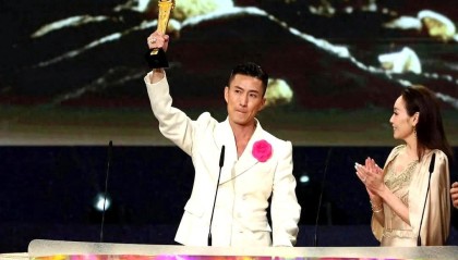 开云移动端-48岁视帝被偶遇马拉路边摊开餐，白背心满面污渍惊变地盘工人