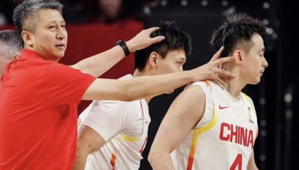 开云中国-中国男篮感人一幕！郭士强跪在地上布置战术：他给男篮带去精气神