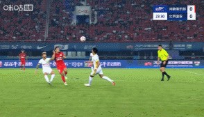 惊险！阿卜杜肉苏力、林良铭头碰头双双倒地，二人休整后回到比赛